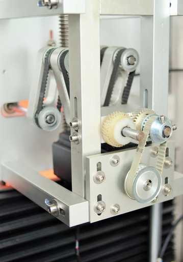 Stroj za etiketiranje skrčljivih rokavov z dvema glavama