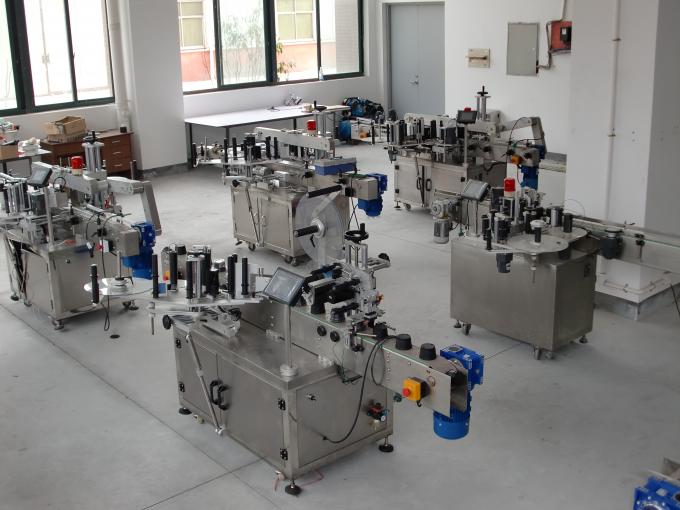 Kvadratna steklenica dvostranski stroj za vodoravno označevanje navadnih ali nepravilnih posod