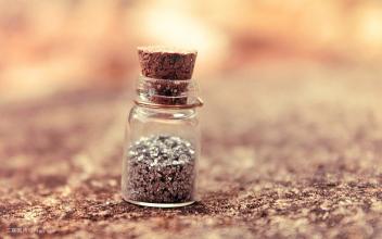 Visoko hitrostni SUS304 ekonomični avtomatski stroj za označevanje vial s steklenicami in steklenicami za lepilo za nalepke