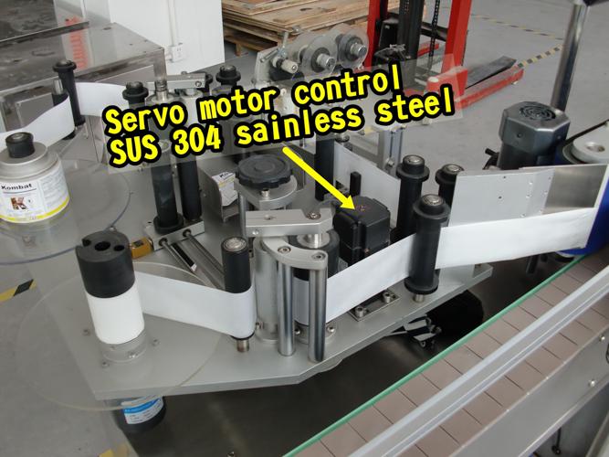 Inteligenten dvostranski stroj za označevanje steklenic s prevlečno površino