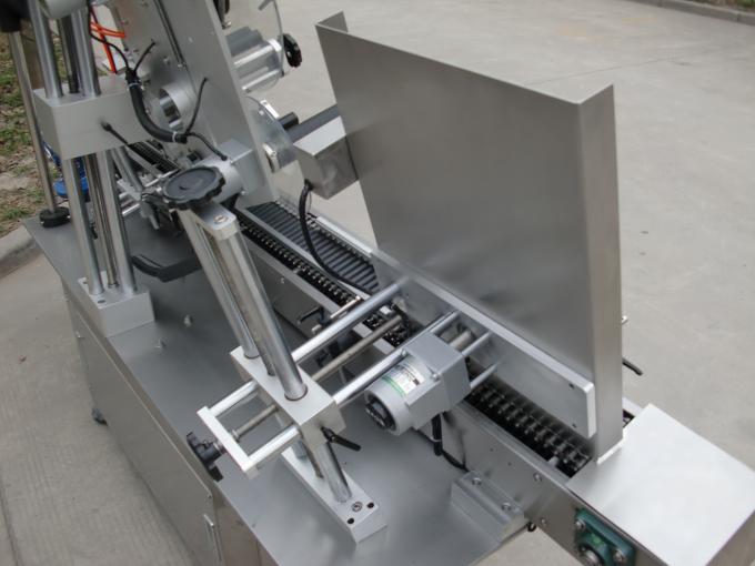 Visokohitrostni majhni okrogli pločevinki lepilni stroj, stroj za nalepke z nalepkami za črne steklenice za kozmetiko