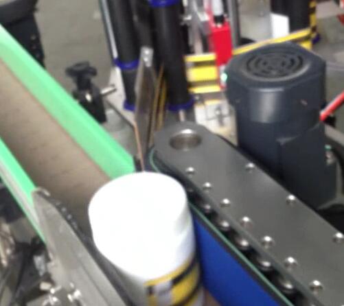 Stroj za etiketiranje okroglih steklenic, stroj za stekleničenje in etiketiranje kopelih kozarcev