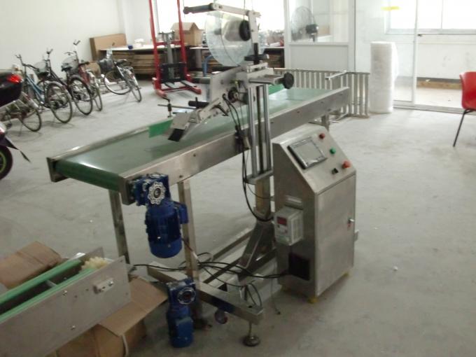 Namizni samolepilni nalepni aplikator za nalepke z ravno površino s podajalnimi predmeti s stranskim strojem