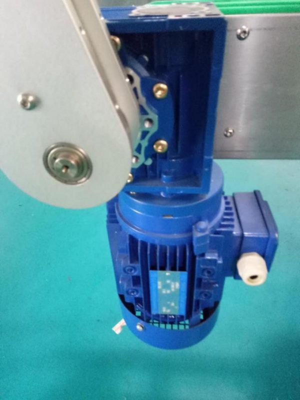 Stroj za etiketiranje nalepk za kvadratne steklenice SUS304 z dvema stranema z izdelki za osebno nego