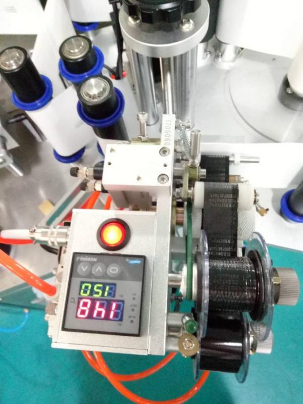 Označite avtomatski stroj za etiketiranje stranskih nalepk Doubel z napravo za klicanje in kodirnim strojem