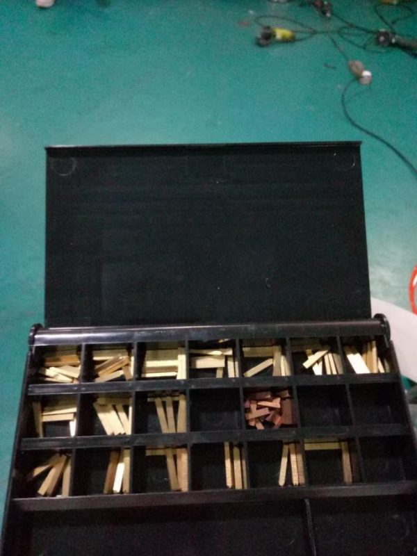 Označite avtomatski stroj za etiketiranje stranskih nalepk Doubel z napravo za klicanje in kodirnim strojem