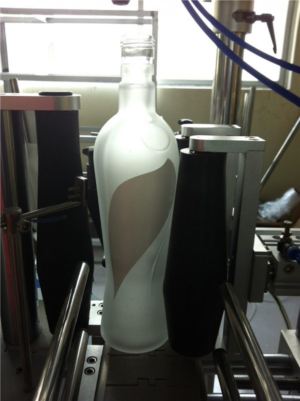 Stroj za etiketiranje nalepk z okroglimi steklenicami za industrijo pijač Tip na električni pogon