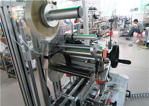 Naprava za nalepke etiket z avtomatskim zgornjim etiketnim strojem z transportno / zgornjo etiketno opremo