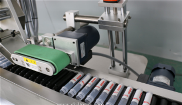 Stroj za etiketiranje nalepk za vijačne servo motorje Samodejna cev za ampule Sitkcer