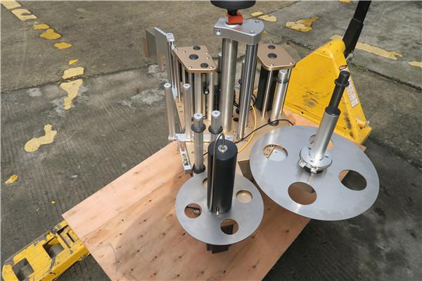 Rotacijski označevalnik okrogle steklenice s sistemom strojev za označevanje posod za vrtenje posod