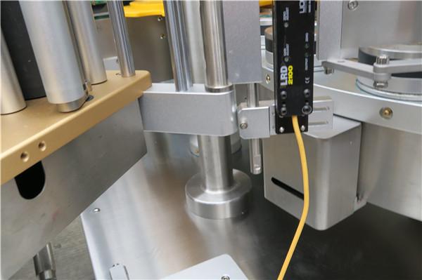 Stroj za etiketiranje vrtljivih nalepk visoke hitrosti s pasom za možnosti polnjenja