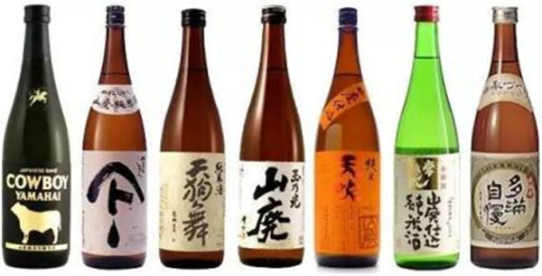 Samodejni samolepilni etiketirni stroj Nalepka tri nalepke 250BS / min Hitrost izdelave