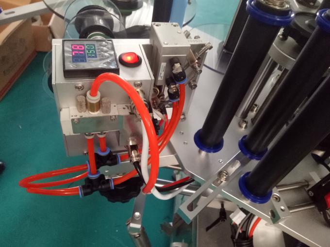 Prilagojen stroj za etiketiranje treh ali dvostranskih nalepk s kodirnim strojem