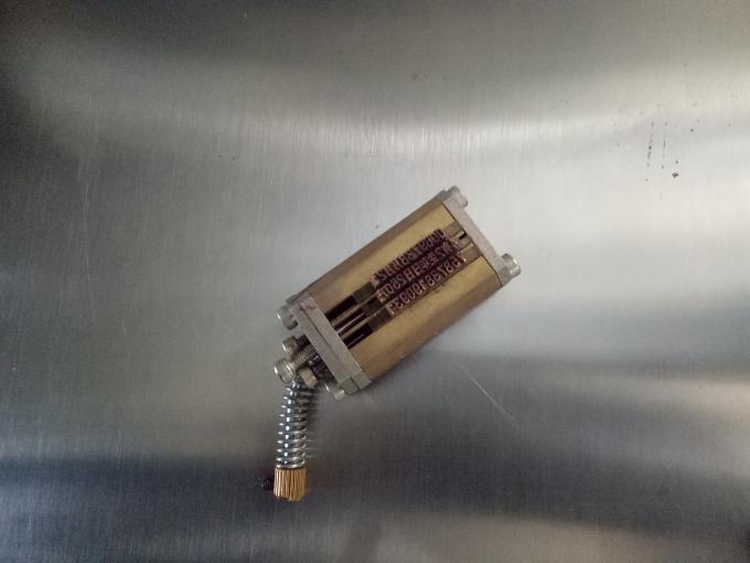 Prilagojen stroj za etiketiranje treh ali dvostranskih nalepk s kodirnim strojem