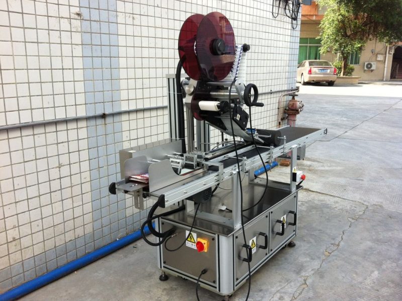 Kitajska Stroj za etiketiranje zgornjega električnega pogona, dobavitelj stroja za etiketiranje samolepilnih nalepk