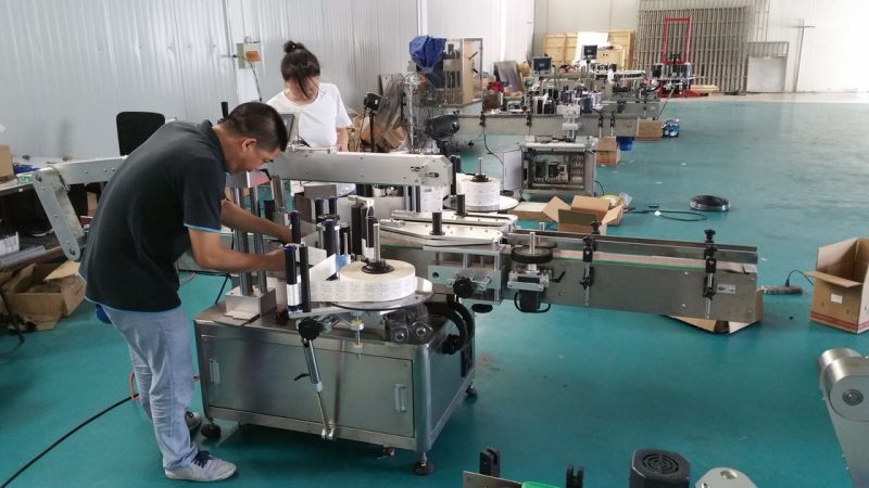 Kitajska Prilagojen stroj za etiketiranje steklenic za vodo, avtomatski stroj za označevanje klopi za dvojne strani dobavitelj