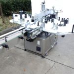 Prilagojen stroj za etiketiranje treh ali dvostranskih nalepk s kodirnim strojem