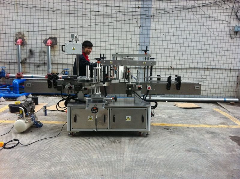 Kitajska Popolnoma avtomatski lepilni stroj za etiketiranje okroglih steklenic za steklenice za hišne ljubljenčke spredaj in zadaj